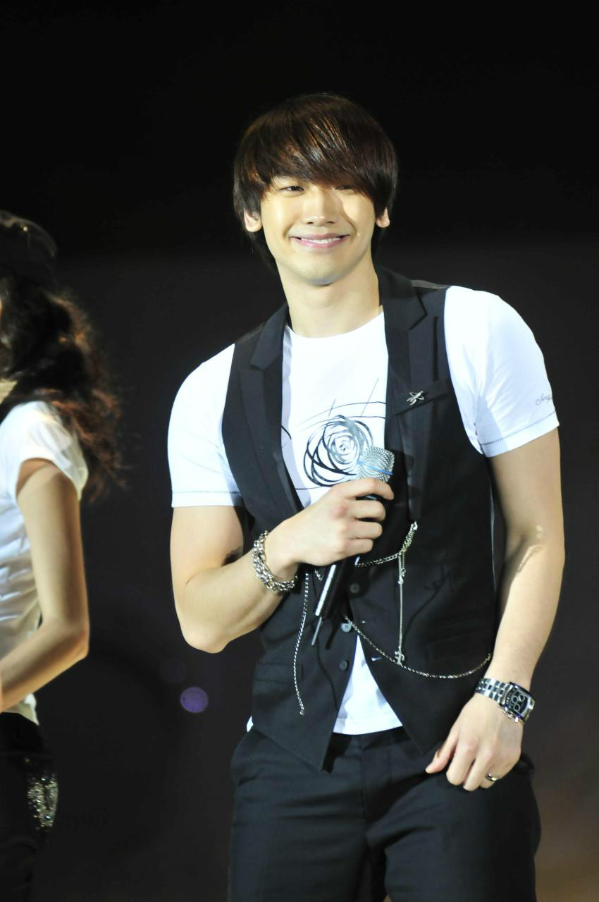  p>郑智薰(rain),1982年6月25日出生于韩国首尔,韩国流行男歌手,演员