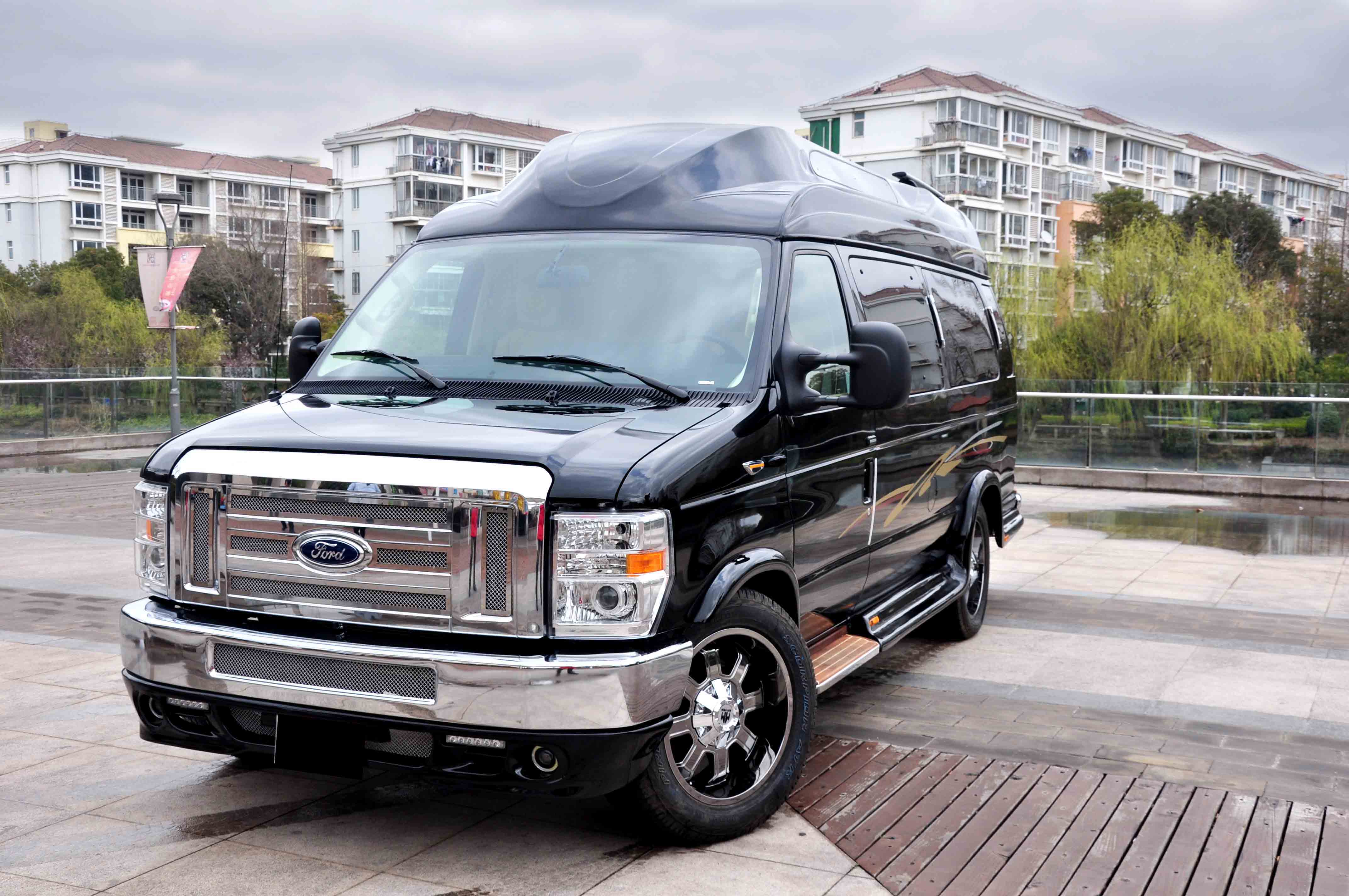  p>福特e350是一款大尺寸豪华 a target="_blank" href="/item/房车