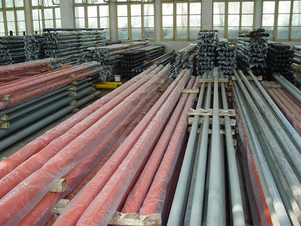 普通抽油泵主要由泵筒,吸入阀,活塞,排除阀四大部分组成.