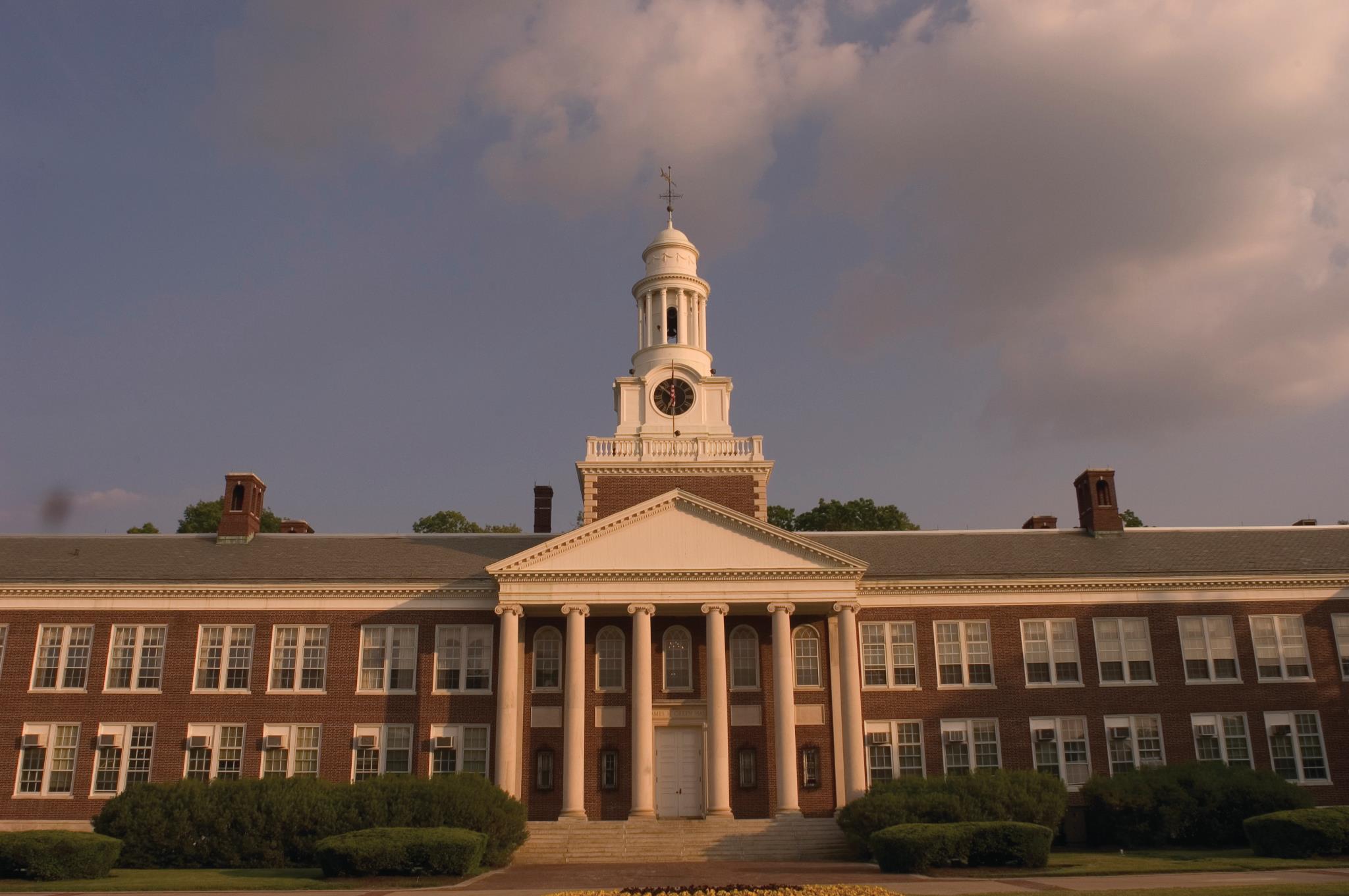 是一所公共的男女混合的大学,位于新泽西州的尤因城,隶属于新泽西州