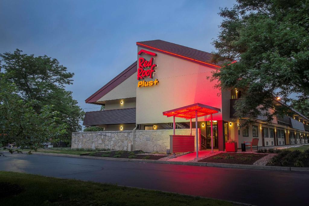 红屋顶机场酒店