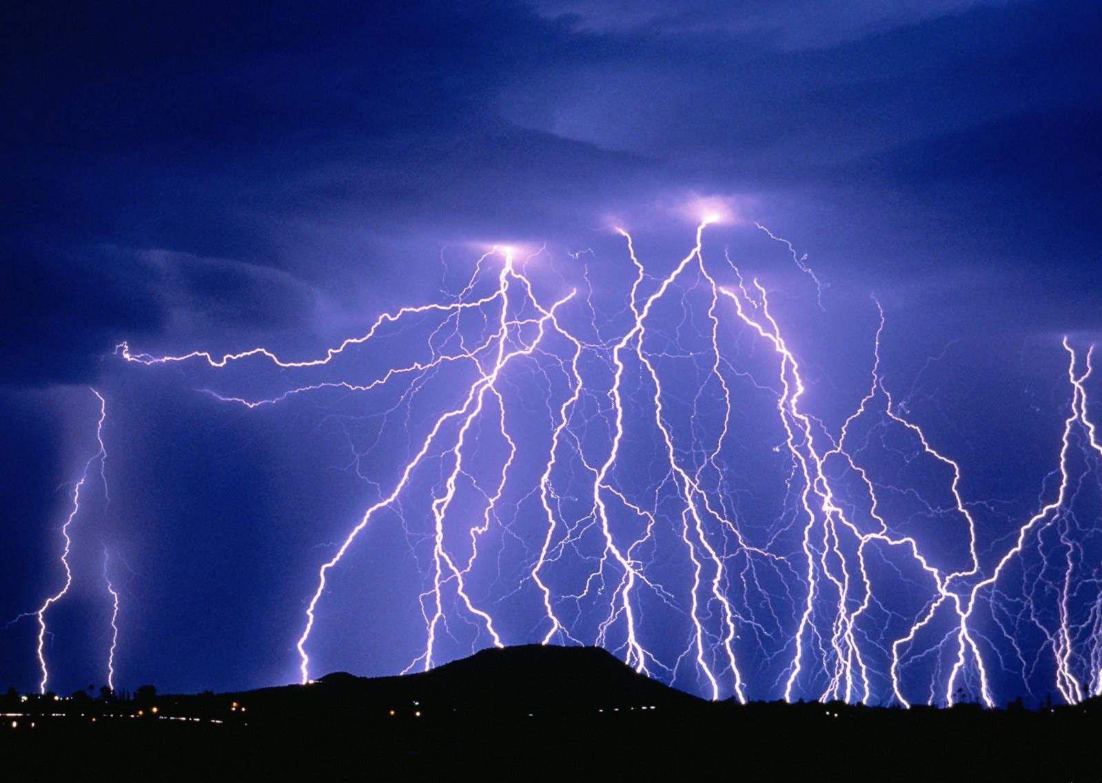  p>雷暴(thunderstorms)是 a target="_blank" href="/item/热带