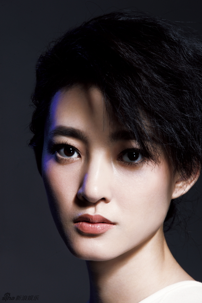 出生于内蒙古自治区赤峰市翁牛特旗,中国内地影视女演员,2004年毕业于