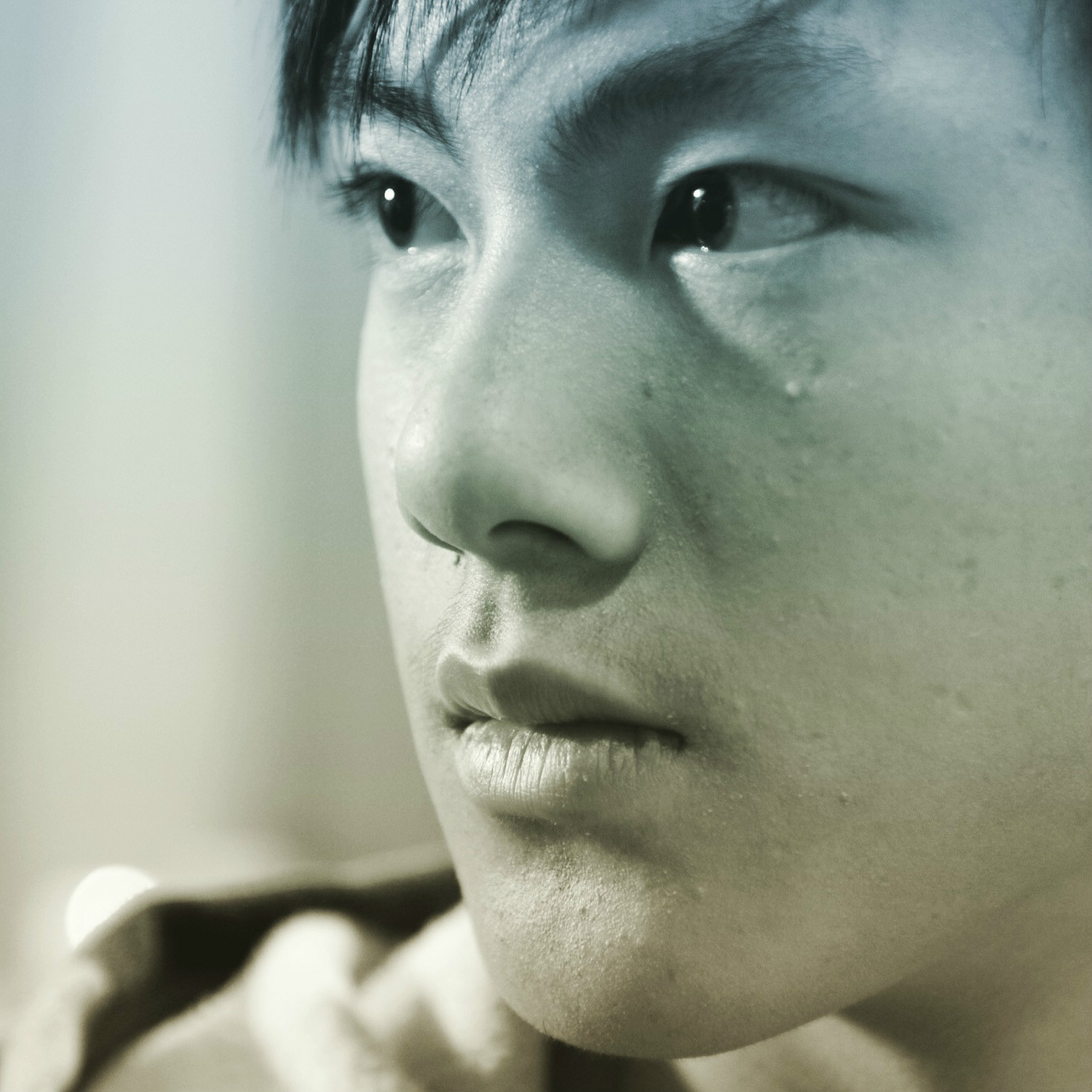 高高瘦瘦,有着忧郁眼神的天晨,是个坚强但有些自闭的男孩.