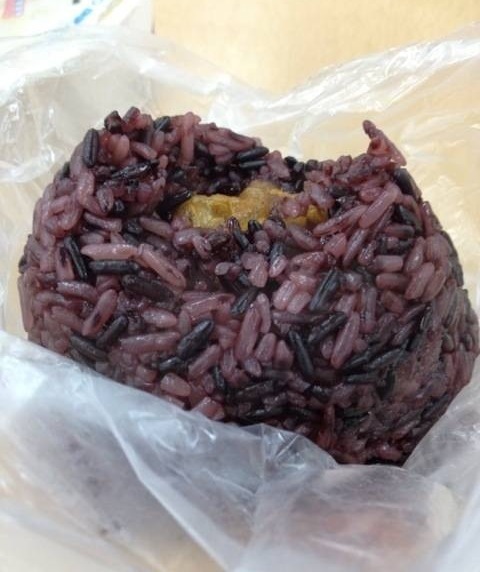  p>健康美味的营养彩色饭团是一道菜品,主料是白糯米,血糯米和黑米