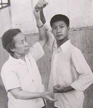  p>陈素真(1918年4月30日-1994年3月29日),女,乳名:佩玉,原名:王若瑜.