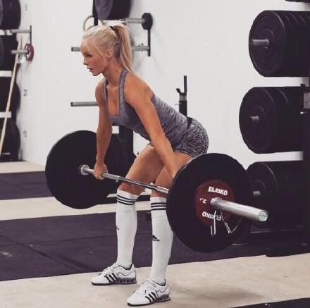 leg hard pull),曲腿硬拉是双脚呈八字型站立,杠铃放于体前,屈膝俯身