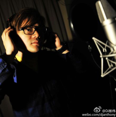 《飞一般心情》是2012年5月7日广东电台城市之声全新改版后,由dj彭伟