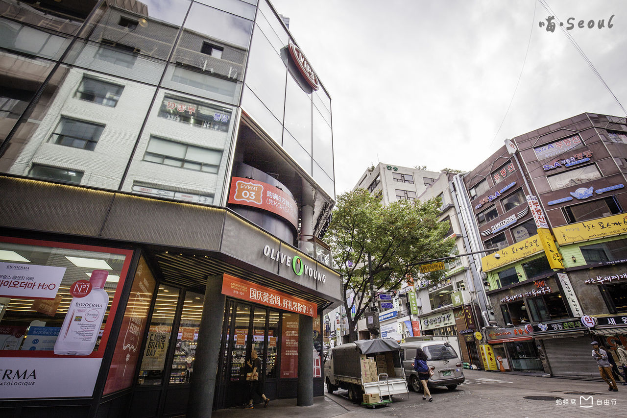 (英语:myeong dong;韩语:      )位于首尔中区,是韩国代表性的购物街