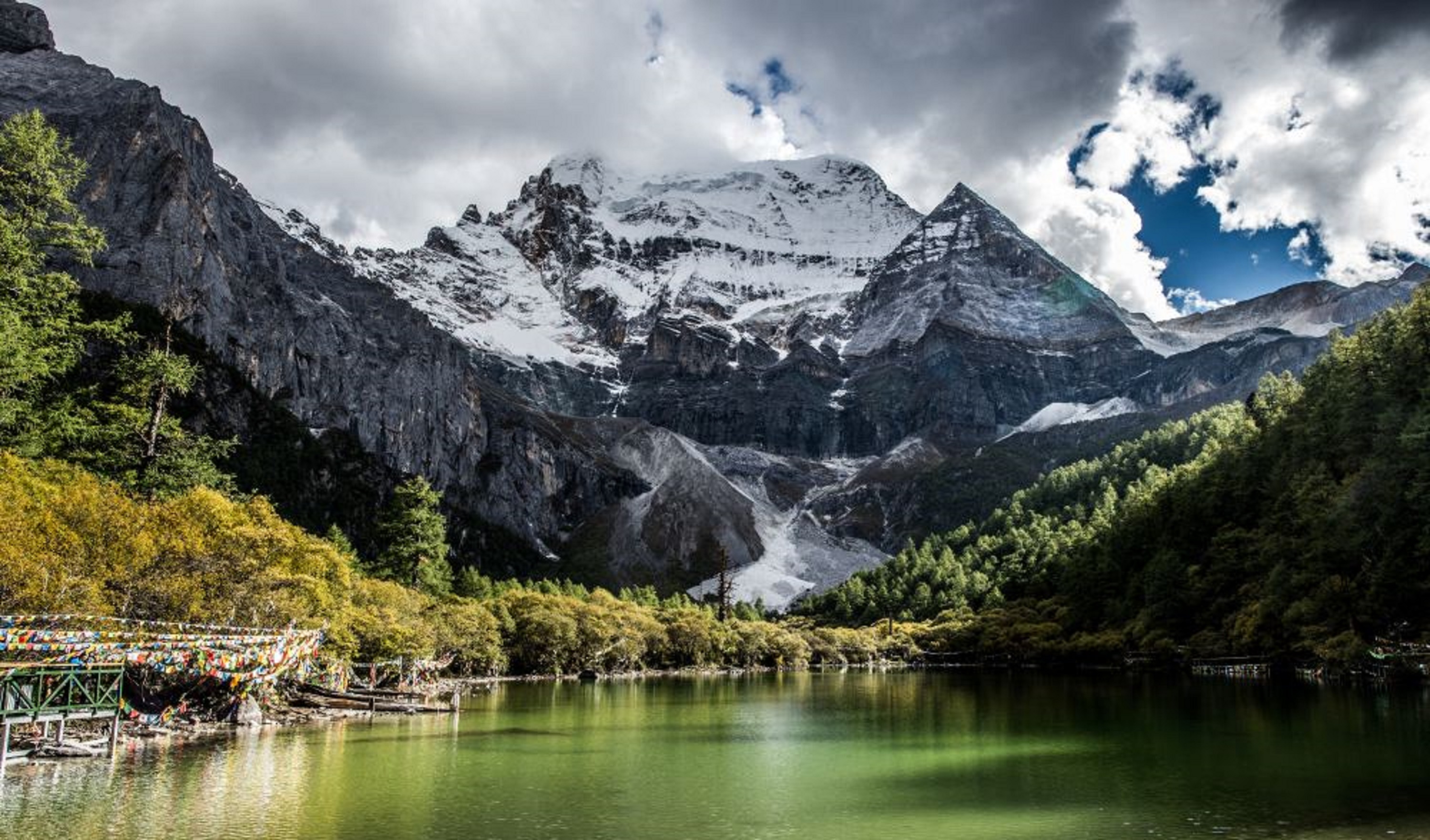  p>四川仙乃日(位于四川凉山州木里藏族自治县和甘孜州稻城县交界处