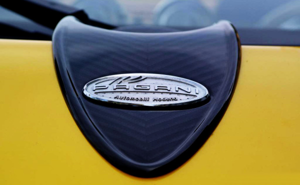  p>帕加尼zonda是一款中置引擎跑车,由意大利超级跑车制造商 a target