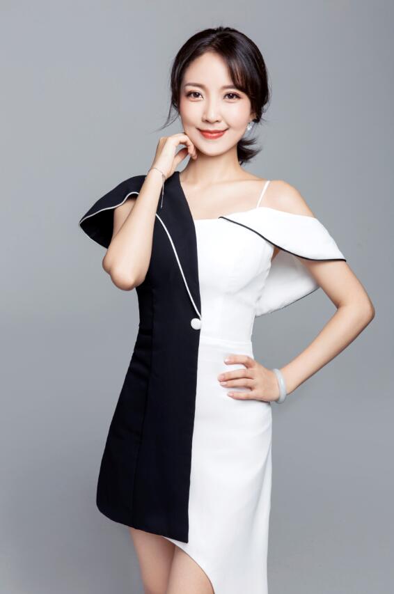  p data-id="gnzxoh7b8d">杨新颖,中国内地女主持人.