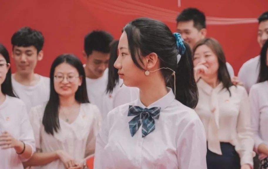  p>张宇宣,女,网络红人,就读于 a target="_blank" href="/item/深圳