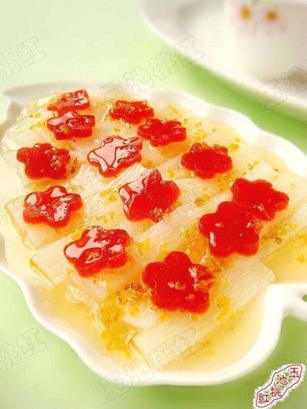  p>山药洗净入蒸锅蒸,水开后蒸7-10分钟;蒸熟后放凉,用小刀去皮. /p>