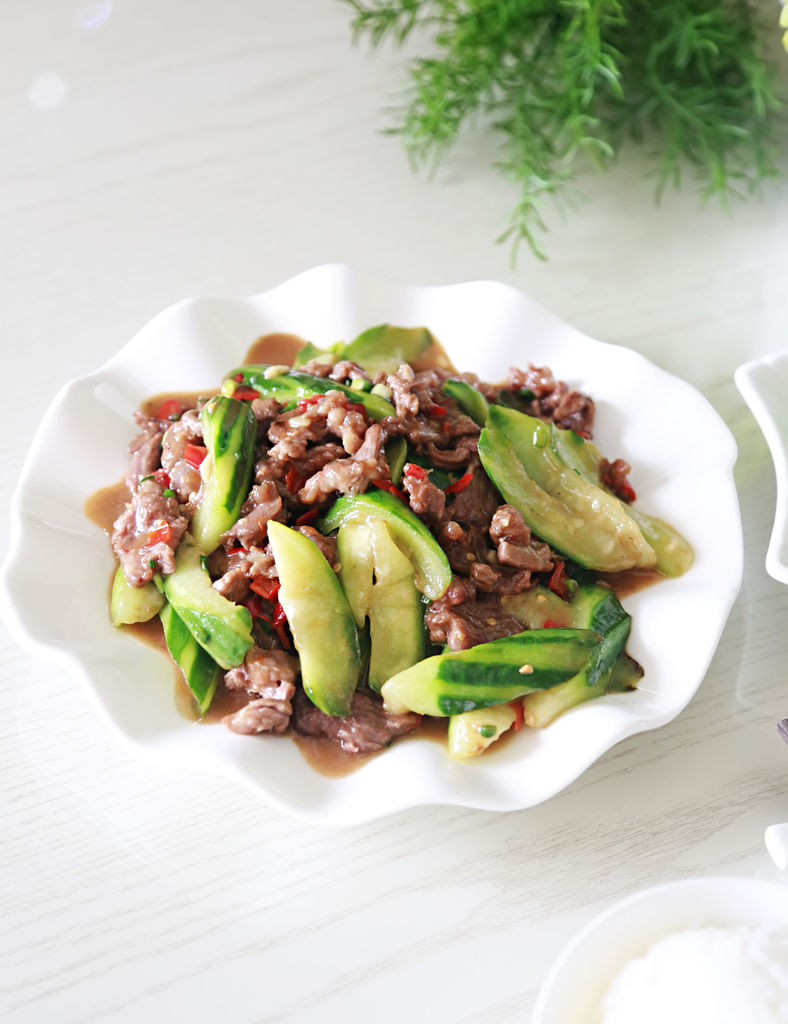  p>丝瓜炒肥牛是一道由肥牛肉,丝瓜,酱油,生粉,盐等食材制成的菜肴.