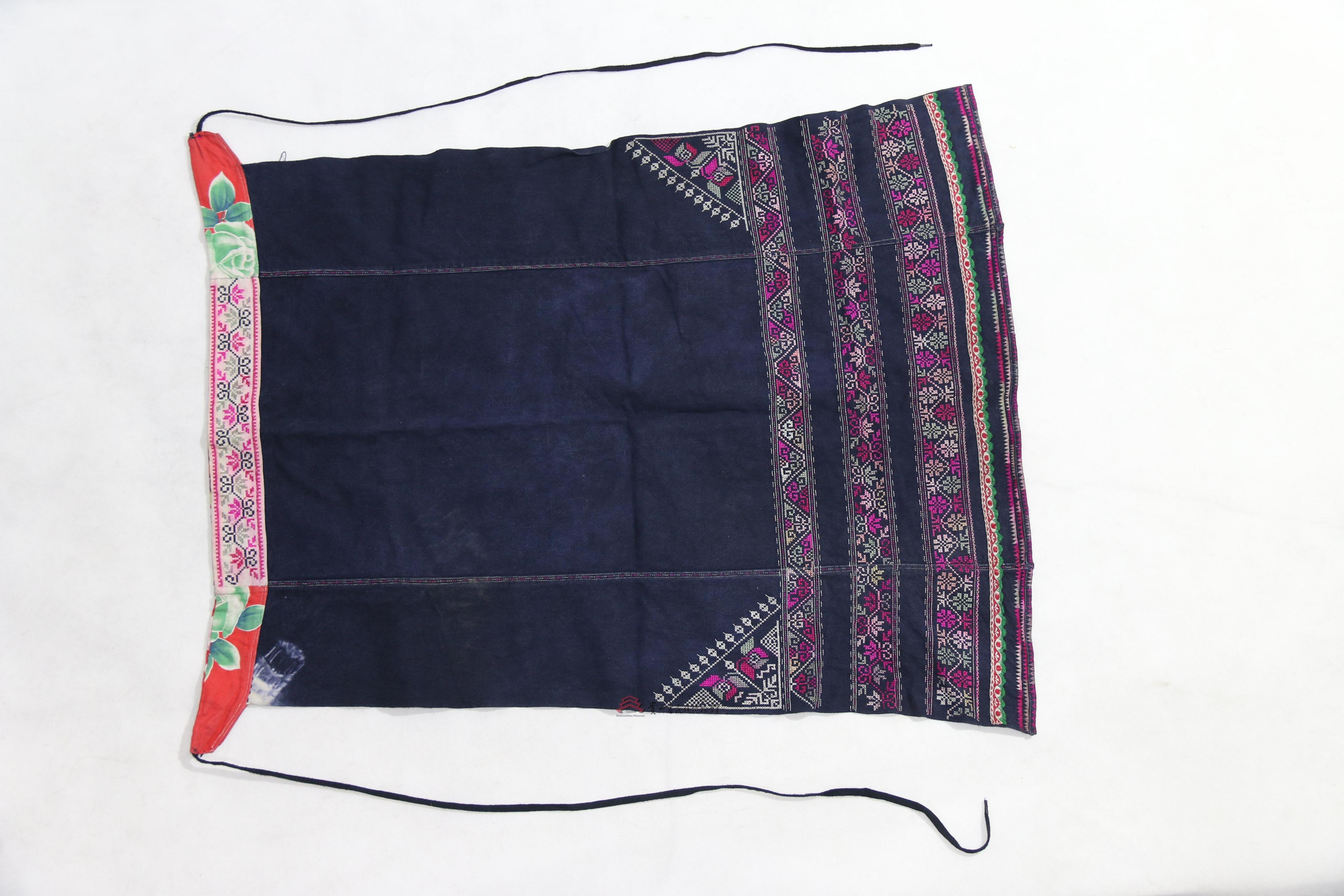 当代兴仁县白苗挑花几何纹围腰