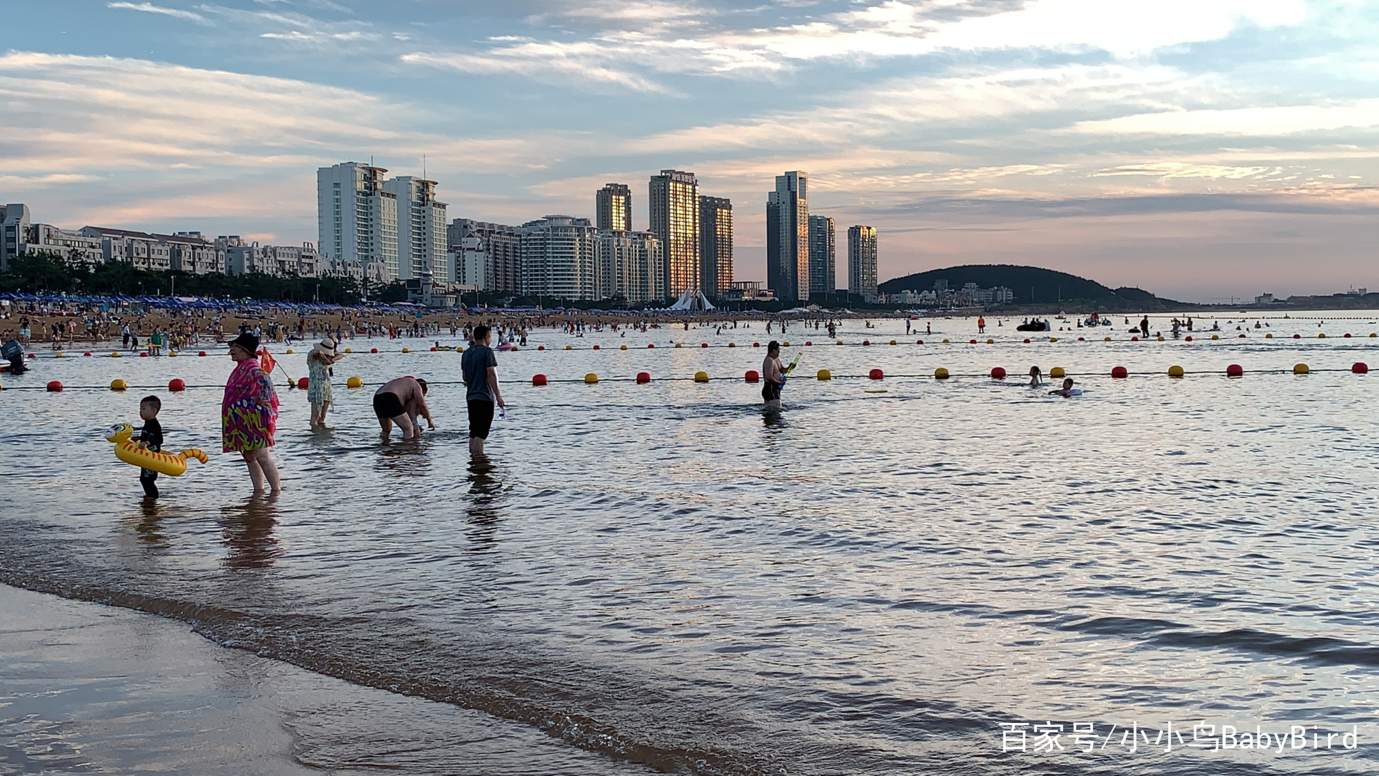 威海国际海水浴场，晚霞映照，场面壮观_百科TA说