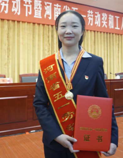  p>周海燕,现为河南省郑州公共交通总公司快速公交公司b11路车长. /p>