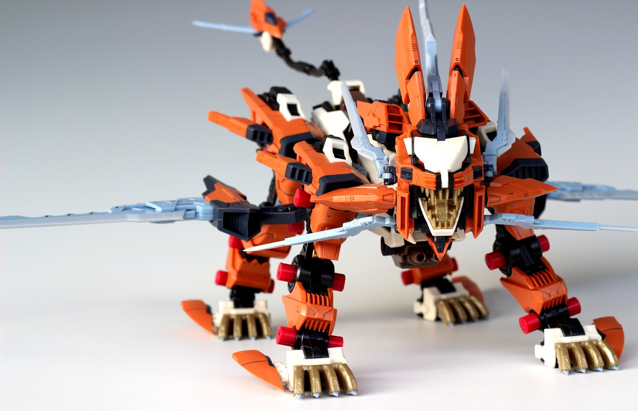 零式长牙狮,具备了极高的多用途泛用性,有三套替换装备,能和火焰凤凰