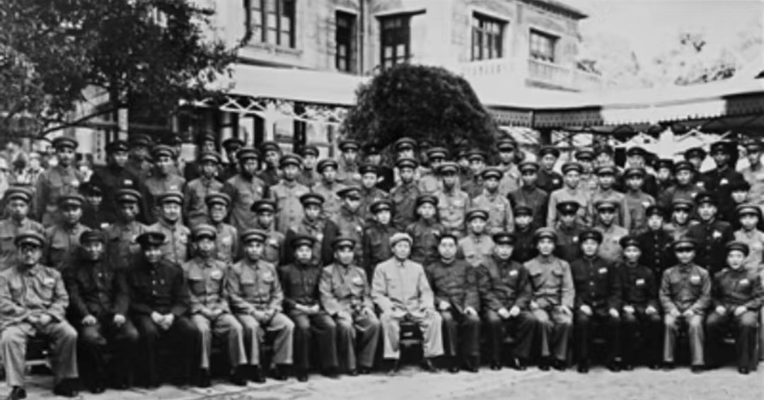 1950年5月，毛泽东同志等同张震同志（前排右三）等合影