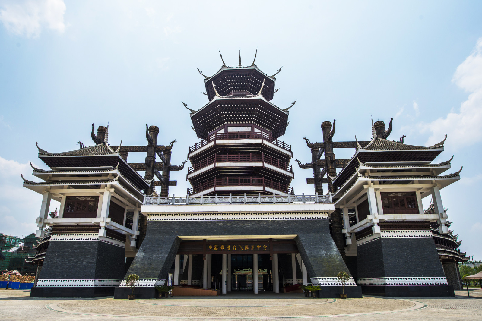  p>多彩贵州城,位于贵阳市双龙航空港经济区核心服务区,毗邻贵阳龙洞