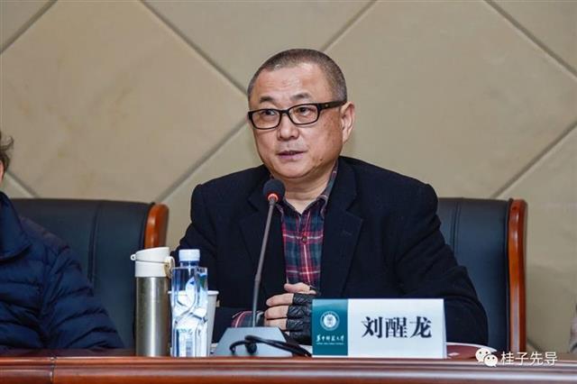 著名作家刘醒龙在华师演讲，“与生活和解之后，命运也就是一种自然而然的过程”_百科TA说