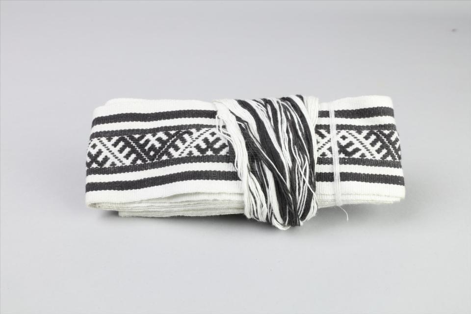 现代苗族手工织花背带