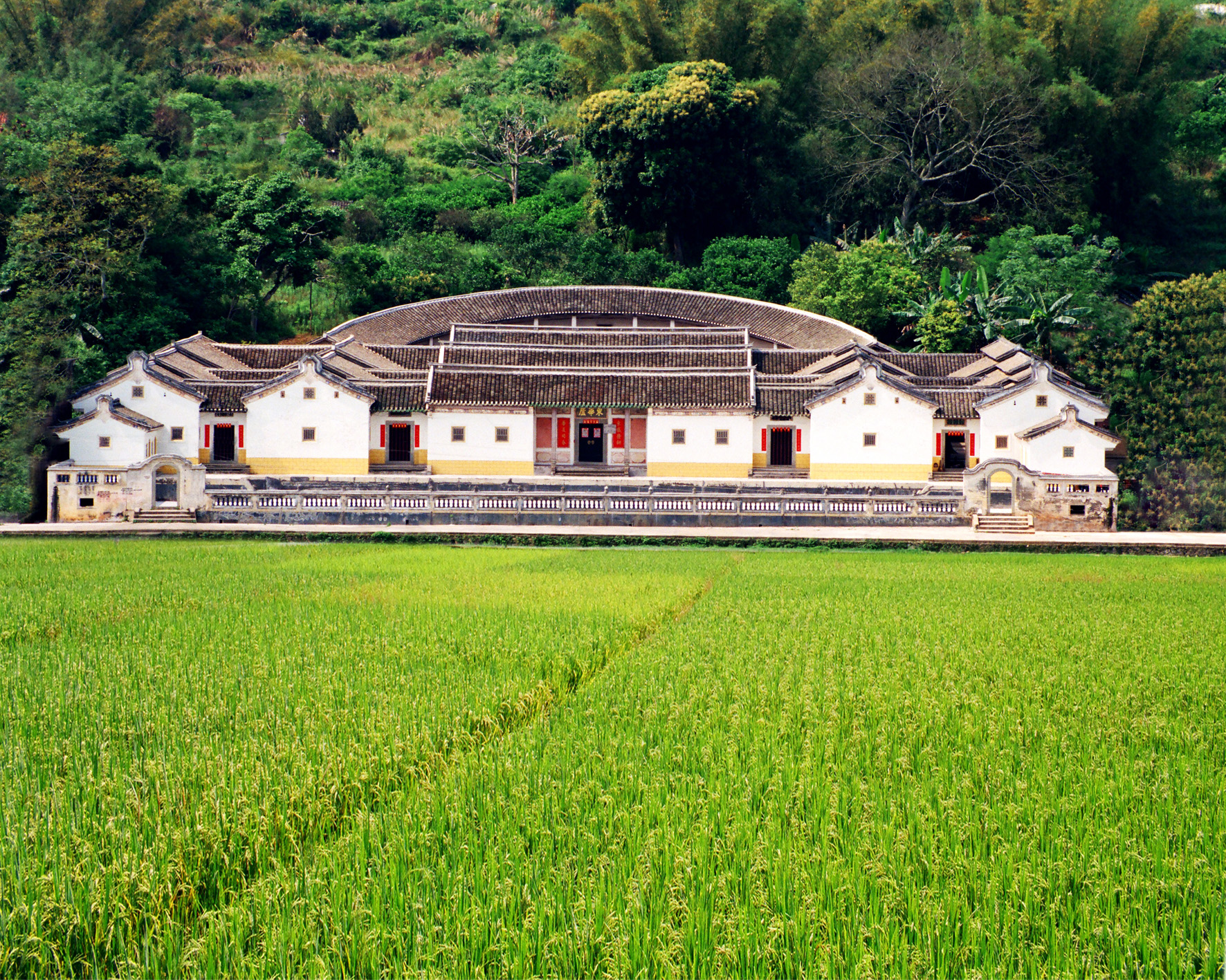 是半圆形 a target="_blank" href="/item/客家围屋/30022" data
