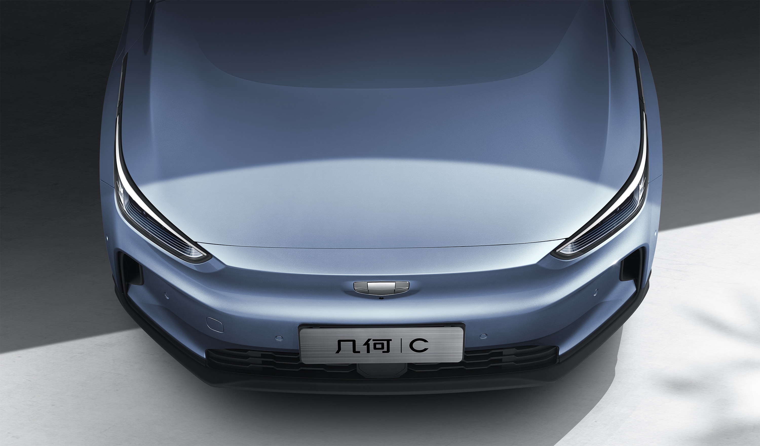 data-id="gnbqaxmm71">几何c是吉利汽车集团中高端纯电品牌几何汽车