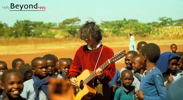 黄家驹与非洲当地儿童