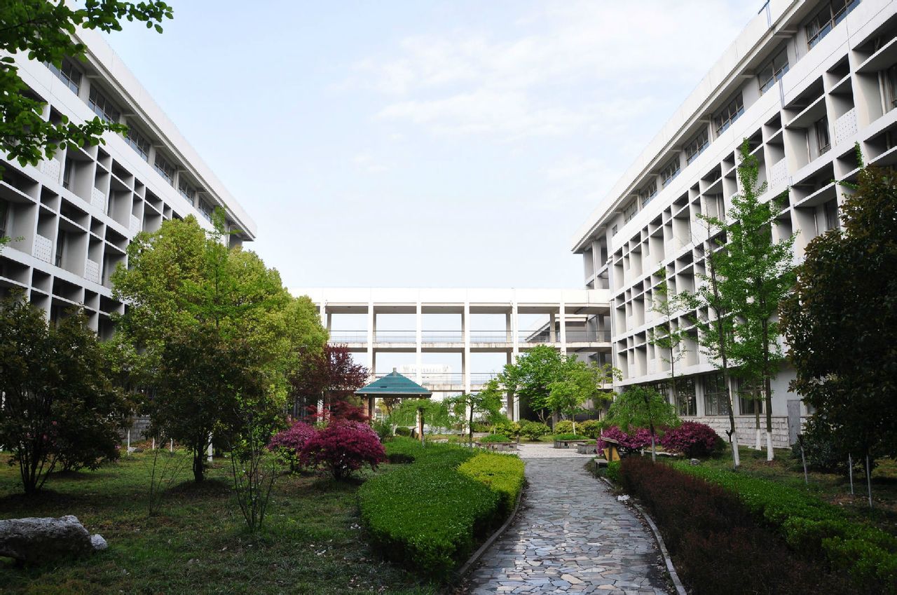  p>扬州工业职业技术学院位于获得"联合国最佳人居环境奖"的历史文化