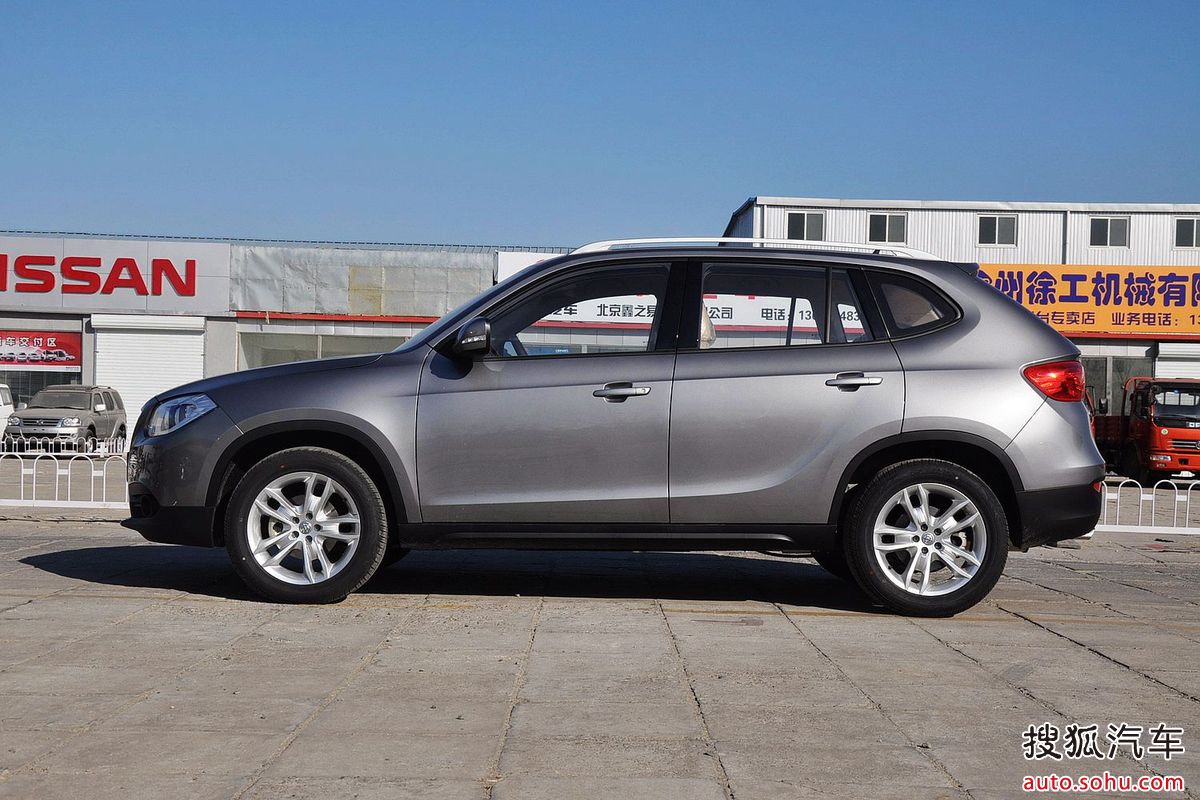  p>中华v5是中华汽车推出的首款suv车型,车头线条圆润,前保险杠非常