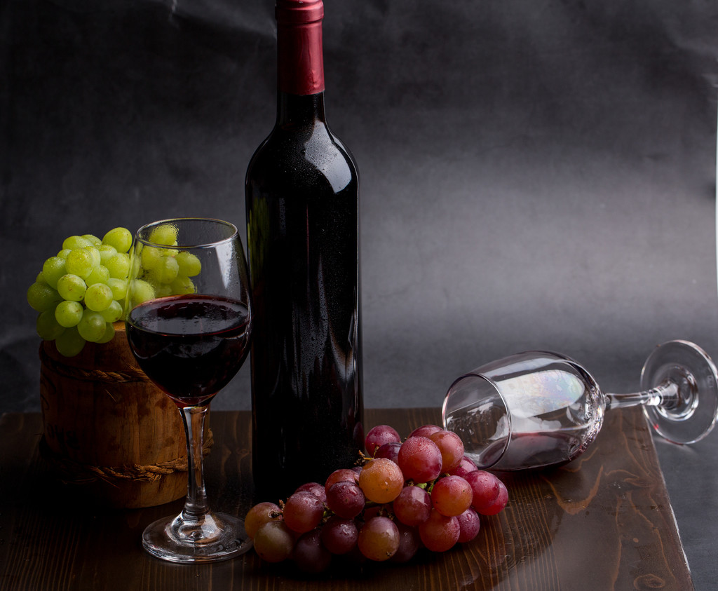  p>红酒(red wine)是葡萄,蓝莓等水果经过传统及科学方法相结合进行