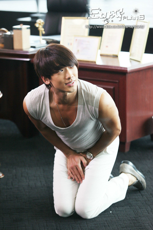  p>郑智薰(rain),1982年6月25日出生于韩国首尔,韩国流行男歌手,演员