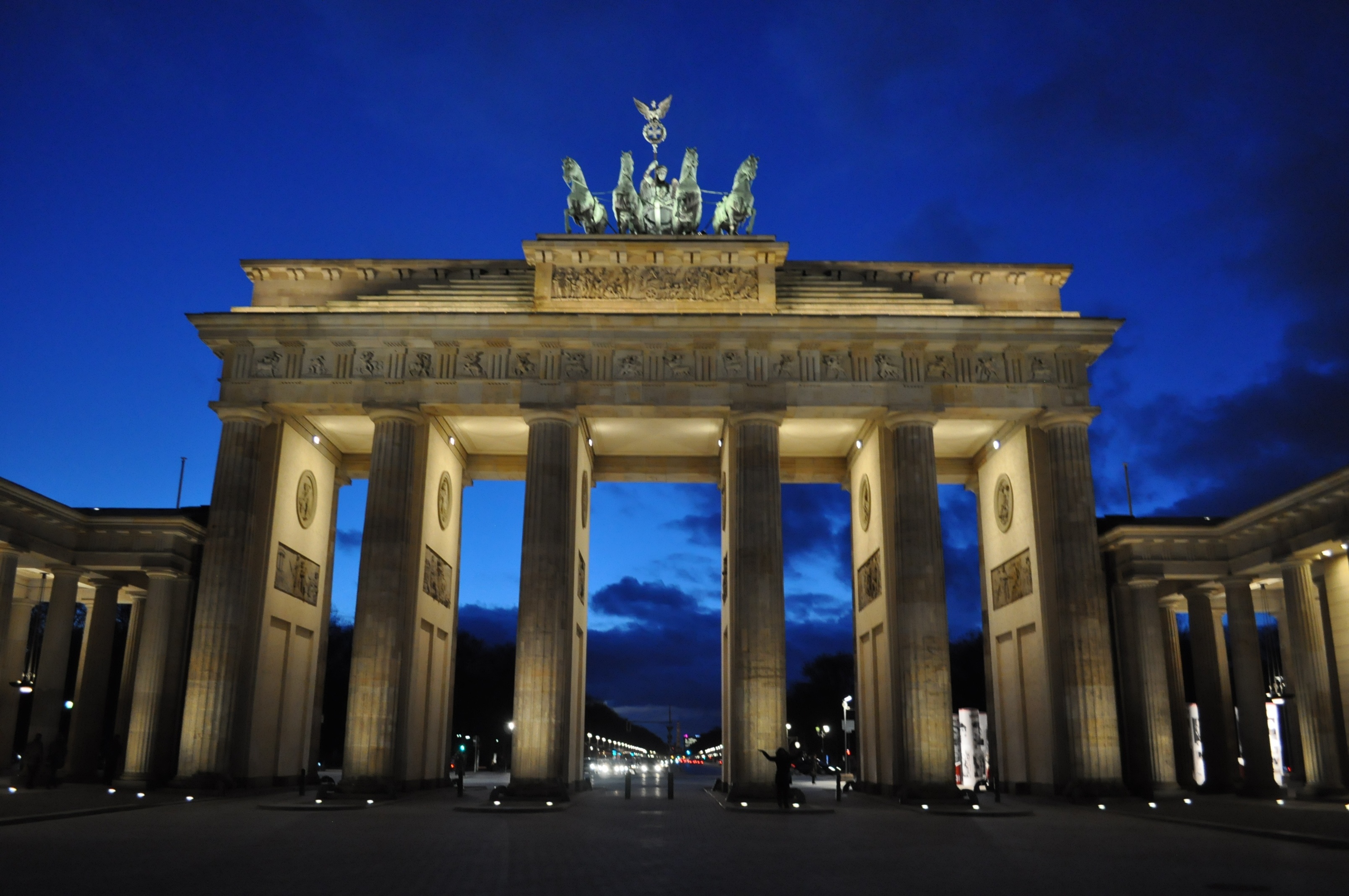  p>勃兰登堡门(德语:brandenburger tor;英语:brandenburg gate),位于