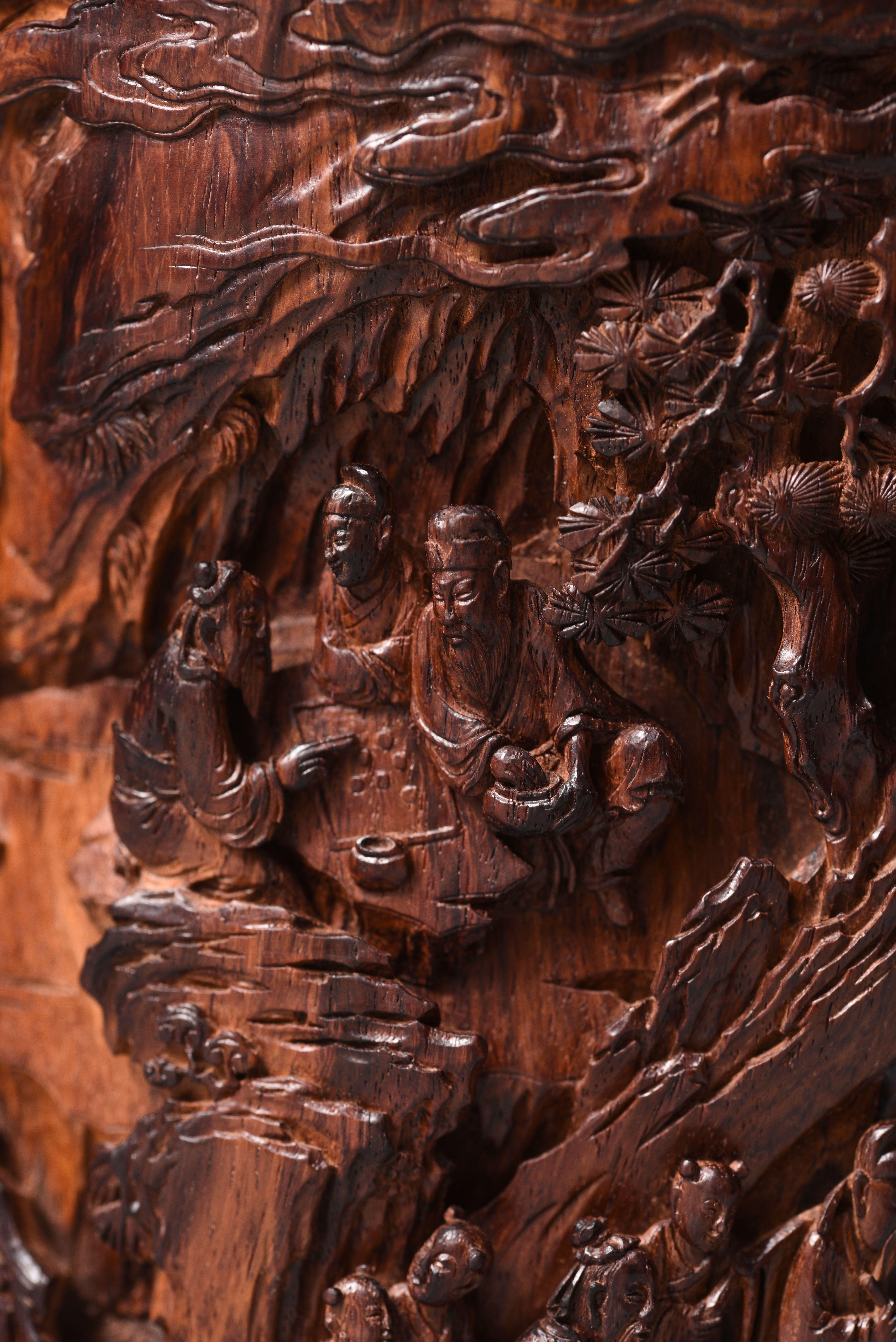 1974年出生于福建省仙游县,十八岁开始学习木雕艺术,先后多次到专业