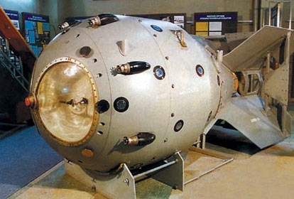  p>原子弹(atomic bomb)是核武器之一,是利用核反应的光热辐射,冲击波