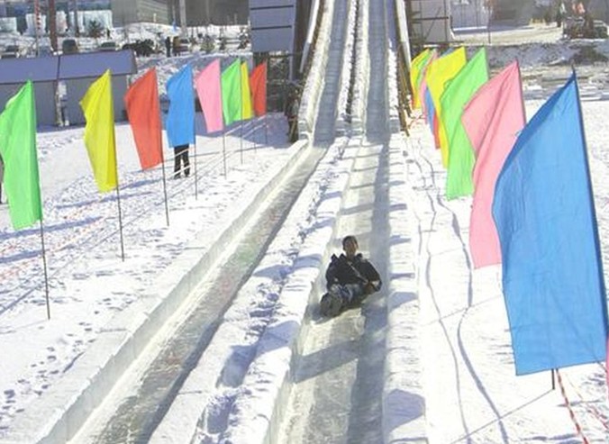 data-lemmaid="7375668">沈阳棋盘山 /a>滑雪场周围树木茂密,山峦起伏