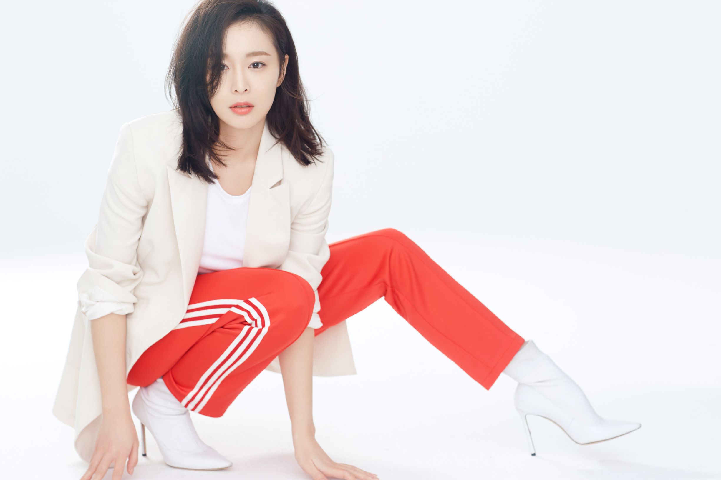 谁就是大哥而这样一个气场强大的大嫂,其实也是个爱喝白茶的小女人