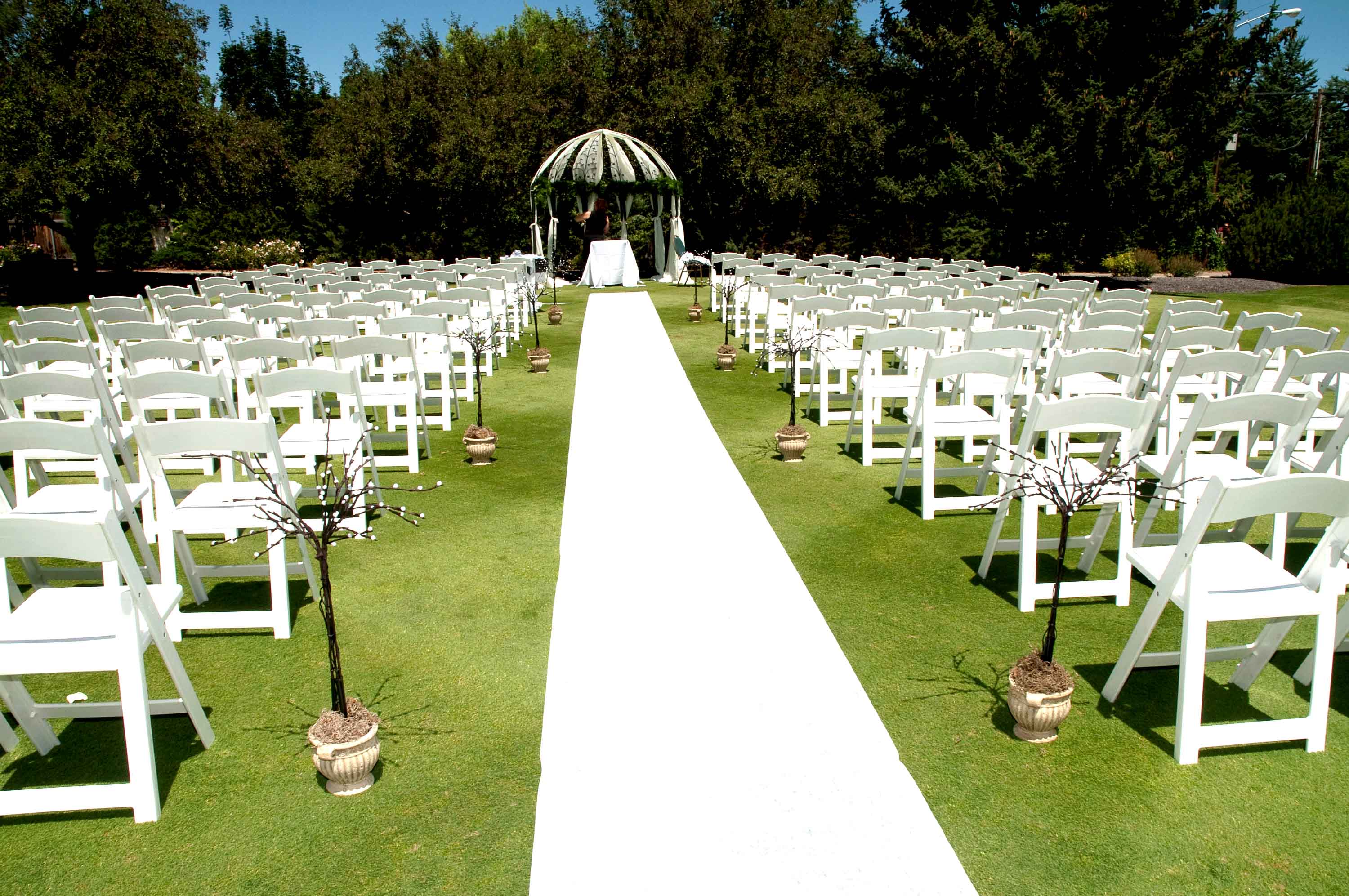 草坪婚礼完全是由外国 a target="_blank" href="/item/教堂婚礼