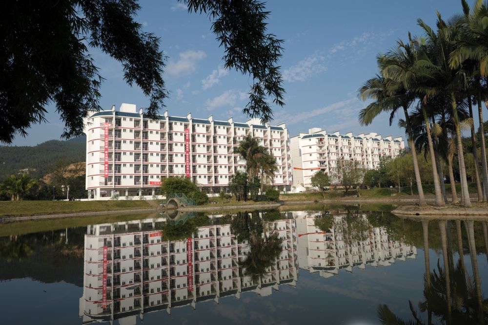  p>福州黎明职业技术学院是由福建省黎明企业集团公司投资兴办,经福建