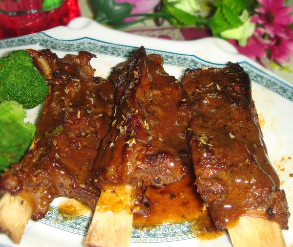  p data-id="gn73rem7xd">蜜汁烤羊排是以羊肉为主料的菜品. /p>