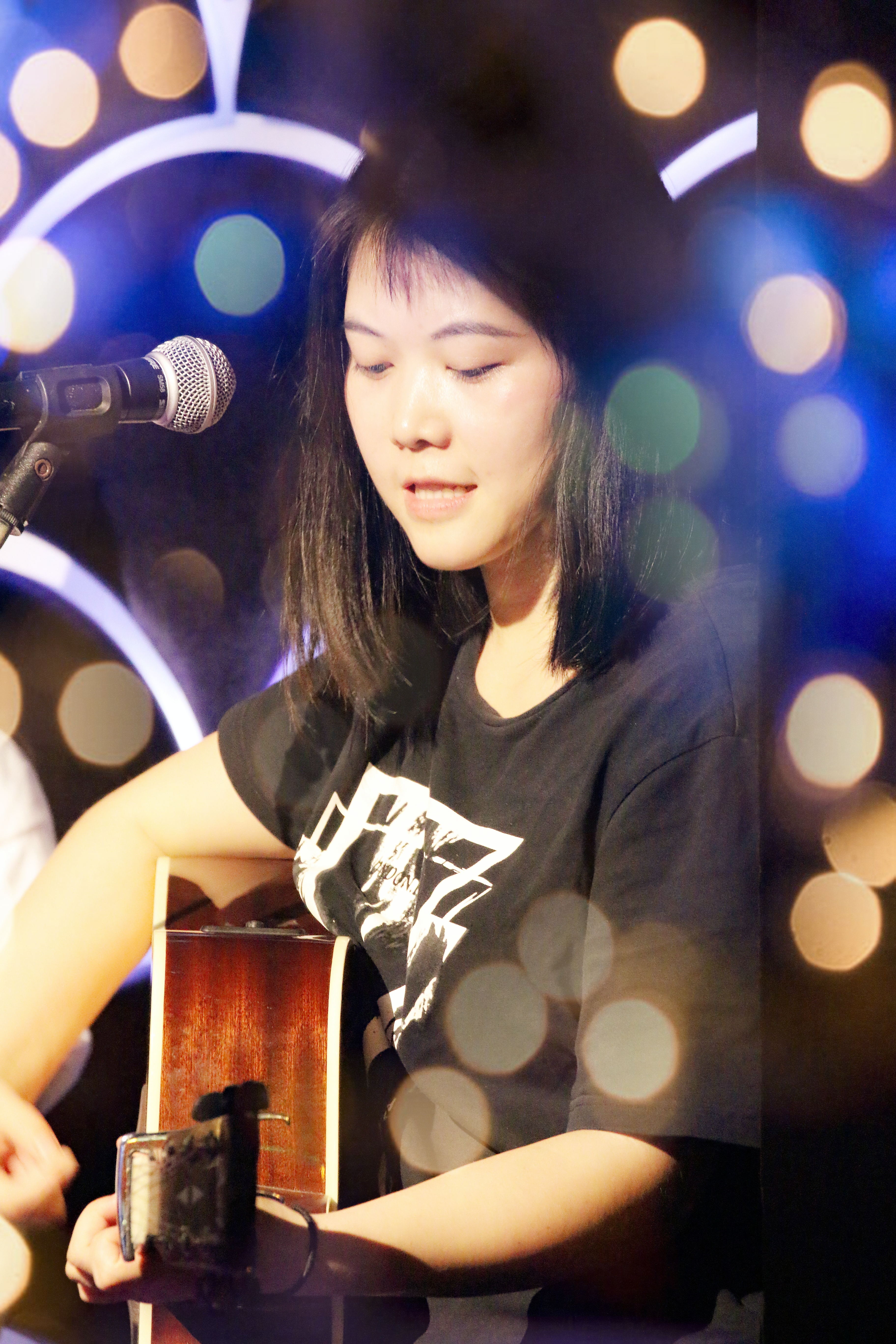  p data-id="gnfif07gfd">余静,歌手,主要代表作品《太湖》. /p>