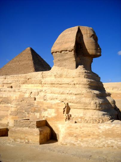  p>狮身人面像,位于埃及吉萨的金字塔墓区,头像部分一说是 a target="