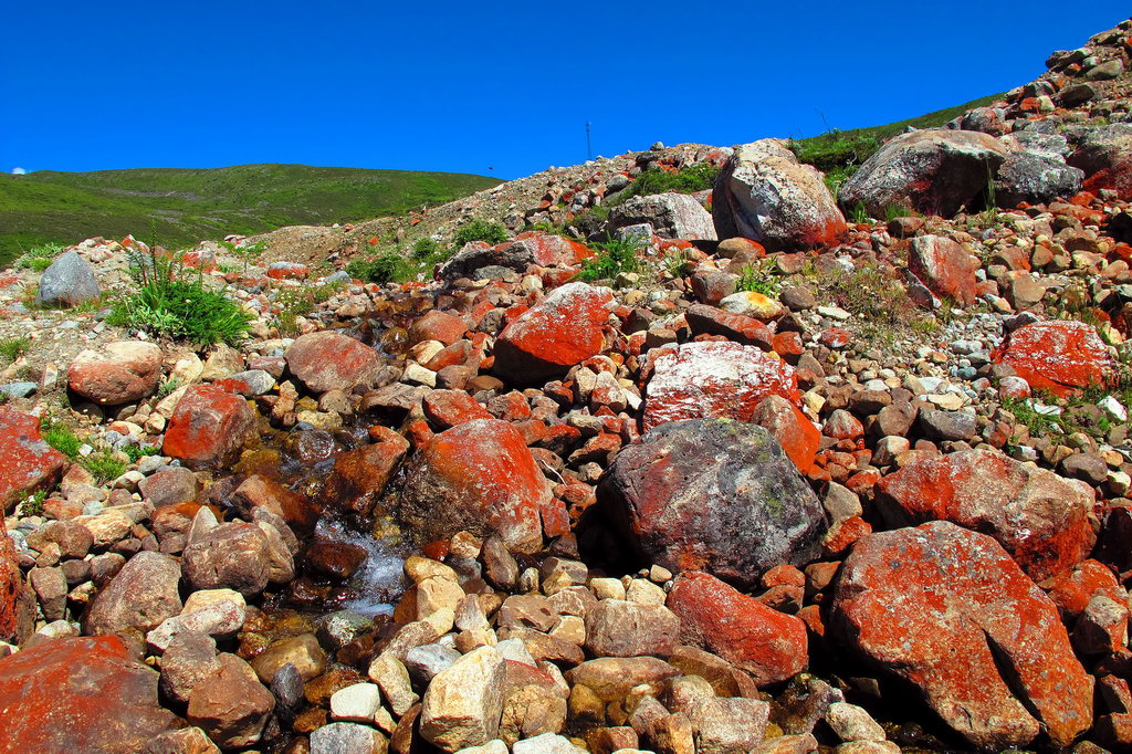  p>红石沟景区位于河北省邢台市沙河市中部丘陵区,綦村镇西左村红石沟