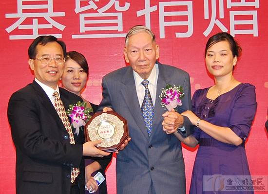  p data-id="gnb6sshmj1">李伯荣(1933年—2016年3月26日),祖籍台山市