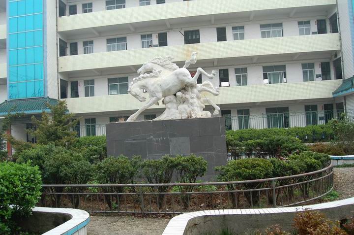  p>湖南省邵东市第三中学简称邵东三中,是湖南省一所坐落在农村的省级