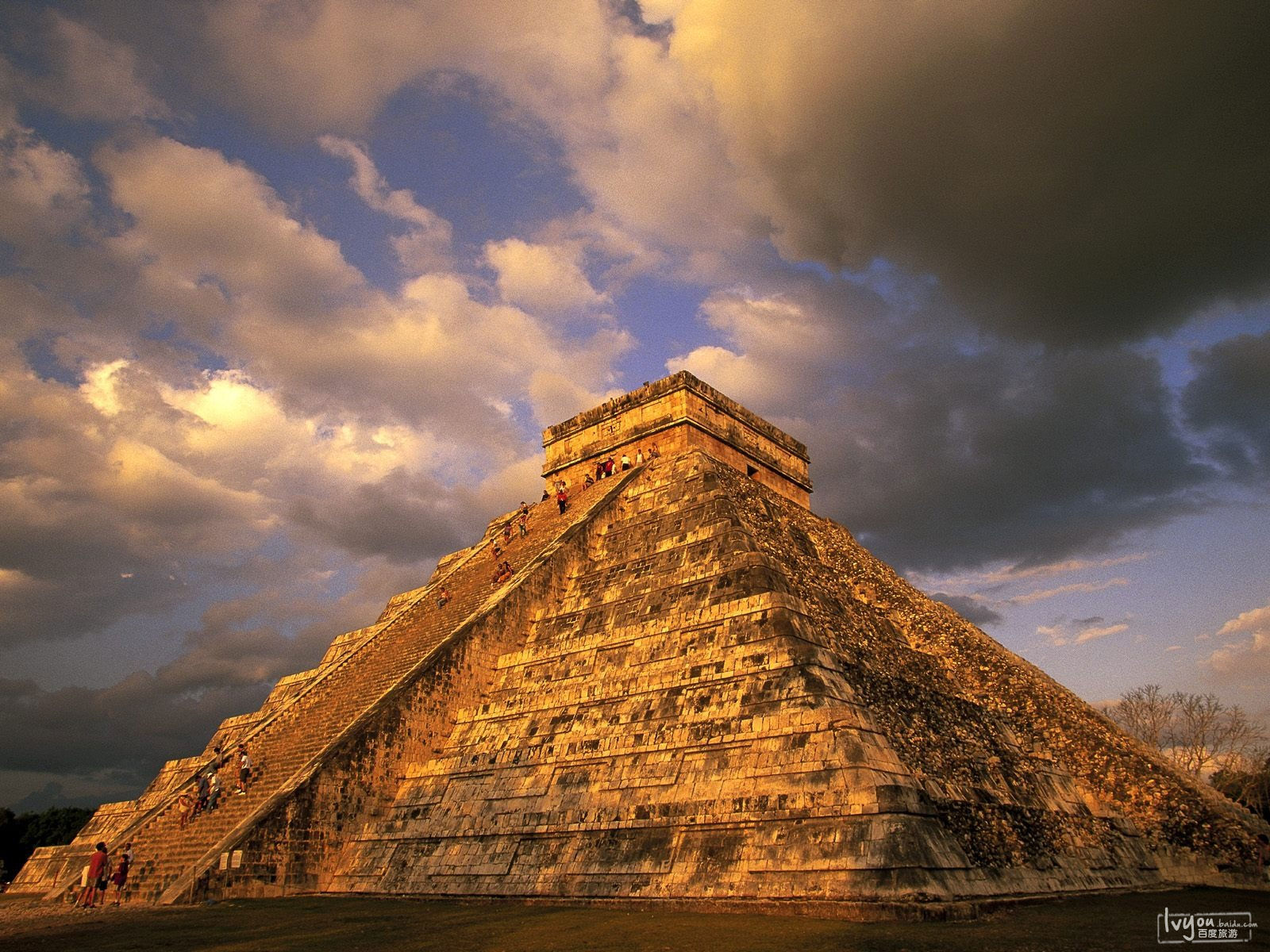 pre-hispanic city of chichen-itza
