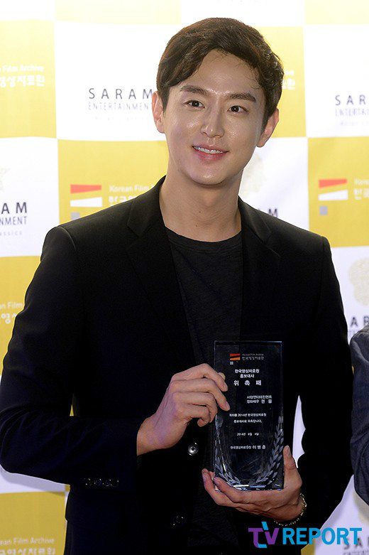 本名权世仁,2012年转入经纪公司saram entertainment时将名字改为权律