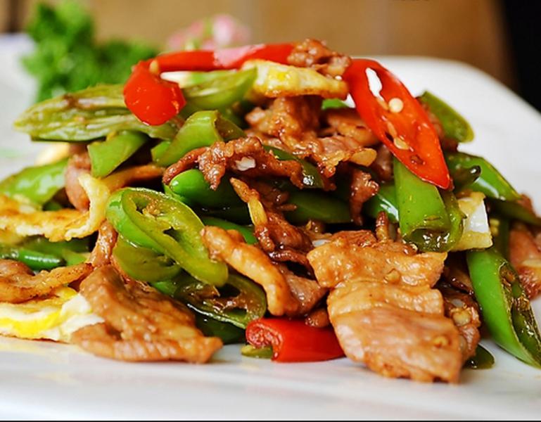 湖南小炒肉,主要食材是五花肉和青红辣椒,爆香味辣,为饭桌上的家常菜